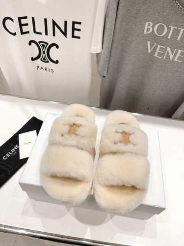 市场高版本 Celine 塞琳 2024新款羊毛拖鞋 这一季的赛琳又让我重新爱了它一次！这季节美鞋太多这款毛拖真的是让我无法自拔真太可爱了～ 毛茸茸的羊毛是选用
