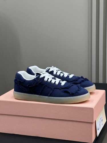 出厂 。Miumiu 德训鞋 Miu24C New Arrival～好看惨喽 经典鞋型 自带流量的，帆布做毛边处理，随性慵懒又不乏高级感，绝绝子 顶级精品35