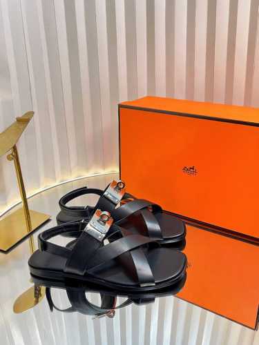 Hermes... A Eclair 2025新款凉鞋Kelly+爆款系列 版型超正，透体透气 舒适的进口牛皮 春夏拼色兼具颜值舒适度的单品！ 码数Size：