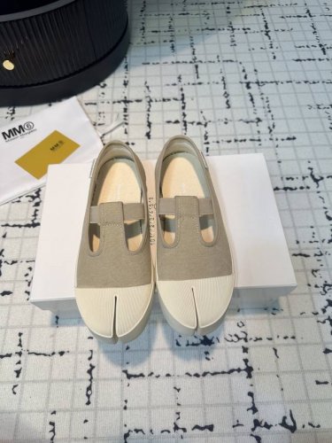 Maison Margiela 24 马吉拉帆布系带分趾鞋 很白净的款式 分趾系带小白鞋 马吉拉标志的分趾设计搭配一点点小心机的带子设计 很简约很有特色 脚感舒