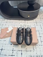 Miumiu 24Ss 秋冬新款 情侣 魔术贴 德训鞋 复古休闲鞋 最新款德训小白鞋，在找小白鞋还要复古的还要舒适的 还要那种德训鞋的可以看过来了 秋冬火爆款休