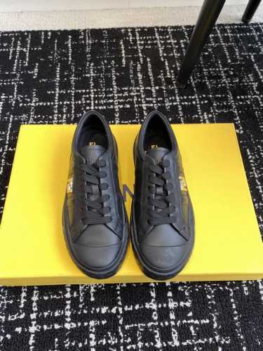 代购级女 男 Fendi Ss25 情侣款小板鞋 超显秀气的单品，小牛皮材质 鞋面ff五金很精致，提升质感 Size：#男女码35-44
