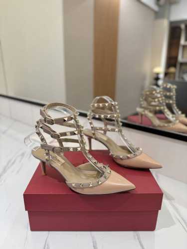 出厂价： Valentino 华伦天奴铆钉 VT经典环绕踝脚带铆钉凉鞋，历久弥新深入人心永不过时的必备单品顶级复刻！侧身弧线完美，原版开模定制不生锈铆钉 特别有