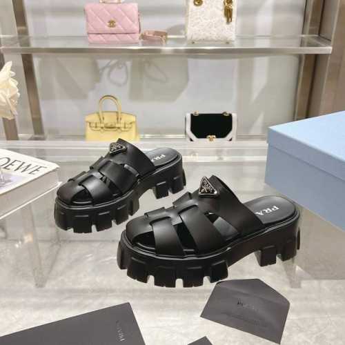 Prada 2025春夏新款厚底拖鞋，时髦精的梦中情鞋 宝子们，又到了给衣橱更新换代的季节啦！今天必须给大家分享Prada 2025最新春夏女款厚底增高拖鞋，简