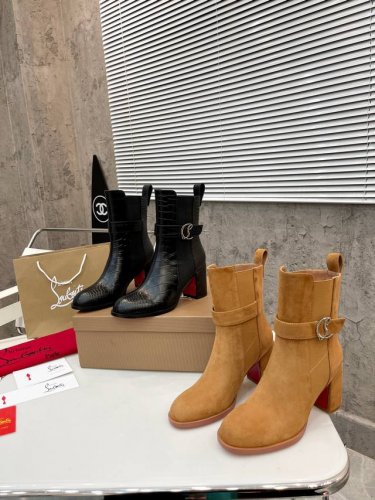 元： Christian Louboutin Cl 年重磅推出新款粗跟厚底靴，采用亮泽小牛皮材质打造。侧面亮眼点缀 松紧 镀金 Christian Loubou
