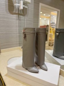 专柜正品级定制版本 Givenchy0 新款高跟长靴，市面最高版本 纪梵希 锁扣 风靡整个时尚圈 原版开发鞋型超级正 最高还原度鞋型 包裹性非常好 显瘦 显高级