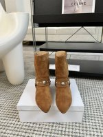 Isabel Marant 2024 Aw 秋冬经典复古短靴 西部风裸靴主宰 24Ss秀场，牛仔靴无疑是历久弥新的其一鞋款，而秋冬系列靴履则是超脱经典的出色之作