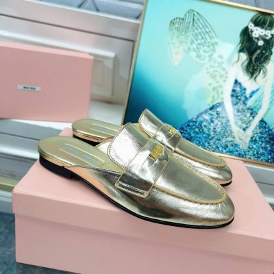 Miumiu家夏季全新上市 全皮包头低跟复古金币半拖 Miumiu特立独行的个性融入乐福鞋的经典线条。热印徽标平添别出心裁的闪亮元素，橡胶鞋底塑造舒适版型。内里