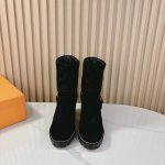 Lv2024Vs秋冬新款时装靴系列 圆头高跟短靴 Silhouette 踝靴在本季以超柔软小牛皮重新演绎 系在领口上的条带赋予其极具女人味的触感，标志性的 Mo