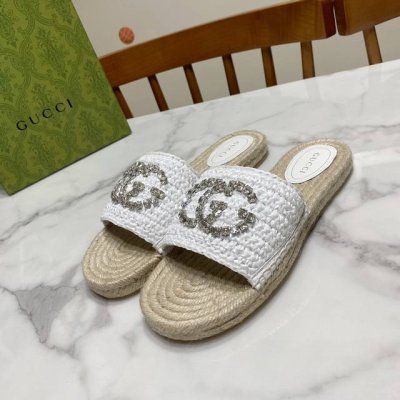 Gucci 古奇 水钻 渔夫拖鞋，简约百搭，舒适透气，承包您整个夏天 鞋面为拉菲草编织水钻双扣，内里为绵羊皮，纯手工编织牛筋底 Size：35 40码 41.4