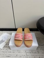 东莞货 官网同步 盒包装 Dior 迪奥新品酒椰草刺绣棉厚底凉拖 休闲度假风 夏日必入搭配单品 面料立体刺绣 飞织，内里垫脚牛皮 鞋面：意大利纯白木+巴西软木底