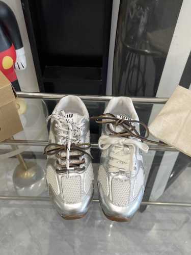 Miu Miunew Balance 530 缪缪 纽巴伦联名ss 25 春夏系列复古 运动鞋网上已经吹爆了这个款！超级 复古到心里了吧以双色鞋带样式呈现新季的
