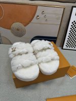 顶级版本lv 新色羊毛拖鞋頂级品质纯皮毛一体羔羊毛打造！米超温暖的感觉，穿上仿佛踩在云朵上经典老花装饰，精致高级！让这双毛拖身价陡增！鞋底是原版开模的防滑橡胶大