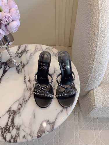 出厂价 Christian Loubouti* 新款铆钉红底高跟拖鞋 野性与性感之美 流畅的曲线勾勒曼妙风情 尽显性感风姿 万年经典款 鞋面羊皮原版铆钉 内里垫