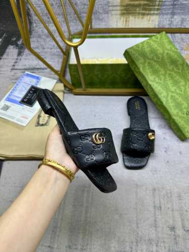 gucci最新爆款拖鞋，这款个性十足的鞋履以优质Gg皮料匠心打造，集品牌典藏设计与现代优雅格调于一体。这款拖鞋缀饰标志性双G五金配件，尽显经典魅力与品牌格调，羊