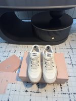 Miu Miu繆繆 25 Prelude 系列 Tyre 阿甘 休闲 运动鞋 Tyre运动鞋灵感来源于汽车轮胎的设计。橡胶材质的外底加上流线型设计，结合了优雅和