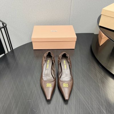 出厂: 独家顶级版本 MIUMIU缪缪2025vs春夏最新走秀爆款单鞋系列 尖头猫跟单鞋 MIUMIU秋冬T台走秀网红同款＂造梦不夜城＂，miumiu能在重要场