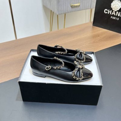 顶级版本 官网同步chanel 24早秋新款 链条蝴蝶结、玛丽珍鞋 单鞋 香奶奶家一贯的优雅名媛气质 高级感十足 上脚非常nice～ 不管光脚穿或搭配裙装、裤装