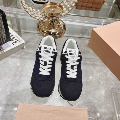 出厂 Miu Miu 2024秋冬新款 休闲运动鞋 Miu家 简约的格板设计，极具辨识度的鞋舌，上脚超级阳光青春少女味一足，能把休闲鞋打造的如此甜美，只有miu