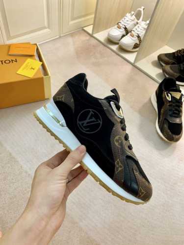 实价： 驴家新品发布会Louis Vuitton路易威登走秀款系列赋予 Run Away 运动鞋以经典跑鞋的设计精髓。波浪形图案为小牛皮制成的牛反绒鞋面渲染色彩