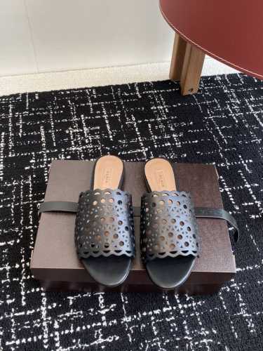 代购级 Alaia 阿莱雅 小众潮牌 25Ss春夏新款 冲孔 雕花 平底 拖鞋 这品牌这不用多说，是近两年最火之一的品牌，几乎博主人手一双！ 春天的季节就要到了