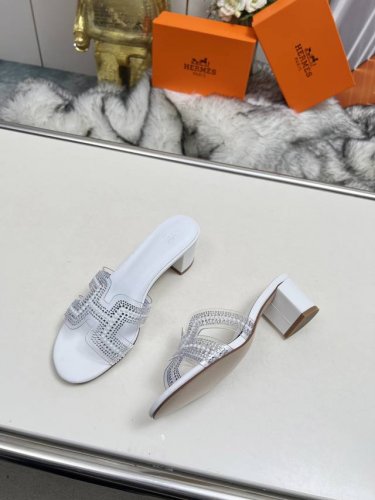 Hermes2024春夏新款P: 真皮大底 P:160 橡胶大底 码数：35-44 43 44可定做不退换 面料胶片加烫钻，垫脚羊皮 爱马仕2024新款官网同步