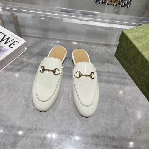 1803-12 米白漆皮女 35-41 作为gucci设计传承的杰出代表，马衔扣乐福托鞋生动彰显经典优雅格调。这款鞋履甄选米白色漆皮打造，匠心融蕴浅金色调经典马