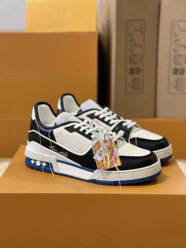 顶级版本 情侣款款号G0220Virgil Abloh 向篮球鞋设计汲取灵感，推出标志性 LV Trainer 运动鞋，官网最新修改版本1A8Q7K蓝底熊猫走秀