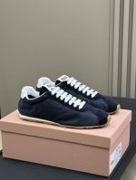 顶级品质 Miu Miu除了与 New Balance的联名530鞋款外，还有一款值得关注的薄底运动鞋。 顺应了当下薄底鞋的流行趋势，Miu Miu薄底运动鞋以