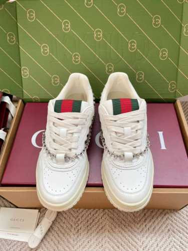 出 Gucci Re-Web 钻链款24年走秀春夏新款板鞋 情侣款小白鞋 新任设计总监首款运动鞋系列 超百搭舒适的一款[耶]搭配经典的老花面料 配上亮眼的红绿织
