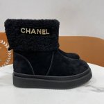 秋冬chanel小香家雪地靴 官网最新走秀款羊糕毛系列火爆上市 超级豪刊的款式颠覆了传统雪地靴的设计 将羊糕毛牛反绒皮的概念进行了全新的演绎 个性潮流 引领时尚
