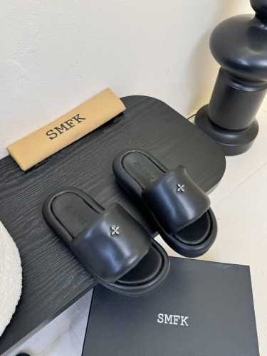 Smfk新品拖鞋 有点野性有点个性，这一季的Smfk真的让人心动不已，无论是豹纹还是毛拖简直直击内心！超级炫酷，家人们沙漠战神快Get起来 鞋面羊皮，网布内里，