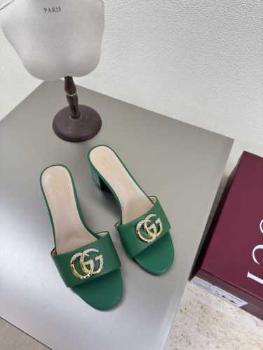 经典Logo 一字拖鞋 绿色 Gucci 2025 跟高 4.5 经典杏色 小牛皮 310 （有橡胶底可接单价格优） 走鞋款秀 古驰 时尚的品牌Logo持加，具