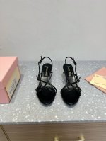 miumiu 缪缪 25Ss春夏走秀新款 小猫跟高跟凉鞋 新出猫跟凉鞋真的让人一整个心都融化 简约的带子设计增加了时尚感 鞋型整体都狠秀气！ 鞋面：原版进口牛漆