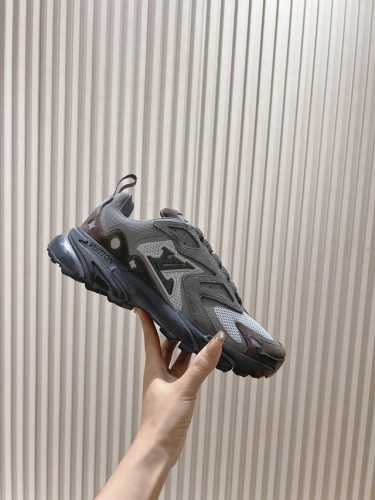 Lv Runner Tatic运动鞋 混合网格物和牛皮革制成的麂皮，延续跑鞋的设计精髓，瞩目亮相路易威 春夏秀场。1”V 字母和 Monogram 花卉点缀侧面
