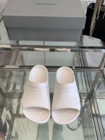 BALENCIAGE 巴黎世家 Pool Crocs 合作款厚底拖原版1:1还原，单码单模，大小合适，舒适度满满，后跟和原版一致有码标，所有鞋面颗粒感，鞋底纹路