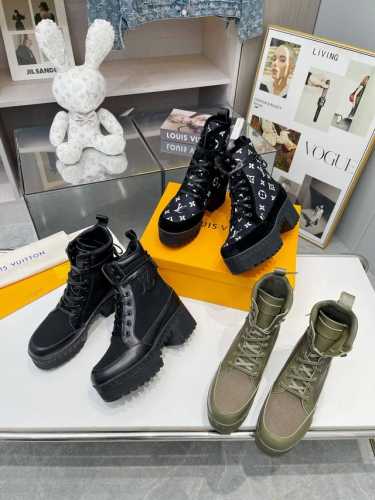 新款路易威登沙地靴 取材柔软monogram绵羊毛和绒面牛皮革饰边 令标志性长款皮革鞋带环绕踝部 轻盈橡胶大底呈现精巧lv字母 码数：35-41