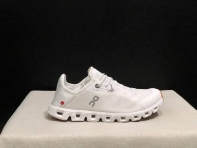 顶级版本On昂跑 Cloud 5 舒适减震防滑透气低帮跑鞋！瑞士高性能运动品牌on打造的此系列作品，鞋面由再生聚酯纤维和网眼布制成，采用独家镂空橡胶鞋底，侧面O