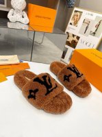 工厂直批 Louis Vuitton 新款新色加入羊毛拖鞋细毛 頂级品质纯皮毛一体直毛打造！超温暖的感觉，穿上仿佛踩在云朵上lv经典老花装饰，精致高级！让这双毛