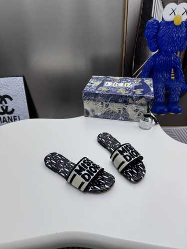 出厂： 新款迪奥miss Dior 系列平底拖鞋，经典上乘美艳力作 Dior专柜最火春夏系列 兼备气质 时尚 经典耐看的设计风格 上脚效果特别美！原版复刻制作！