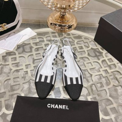 Chanel香奈儿小香 24P走秀款金典凉鞋 超级无敌美的一双夏日凉鞋，布面比皮质更年轻时髦些。上脚对女生太友好，妥妥的加分神器 鞋面：原版定制布面 内里：羊皮