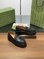Gucci 古奇2024秋冬新品厚底水台马鞍扣 马衔扣坡跟乐福鞋 牛皮 原版套楦 高端品质 品牌经典元素为这款精致的马衔扣乐福鞋注入隽永格调。光面皮与浅金色调配