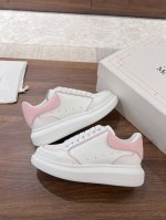 拼接款新色 ：女款 男款 顶级高端版本alexander Mcqueen 亚历山大麦昆 Ss 新款 阔型运动鞋小白鞋休闲鞋新色！ 后尾巴真的是太有特色太好看了，