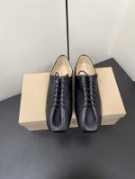 p400Lemaire 2025Ss一双超级舒服的德比鞋 对Lemaire的德比鞋一见钟情，念念不忘必有回响。出了经典黑白色又出了这个米黄色。做了攻略说要买大一
