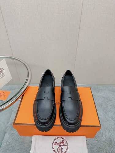 顶级品质Hermes 爱马仕h家新款厚底乐福鞋光面小牛皮乐福鞋，搭配凹槽鞋底，饰有经典“H”型鞋面细节和标志性“H Cadenas”细节 彰显出彩混搭风格鞋面：