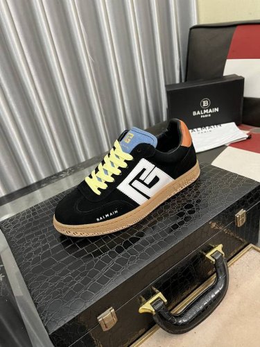 BALMAIN巴尔曼B-Skate运动鞋 B-Skate 多材质拼接撞色运动鞋 ，鞋面饰有黑色鞋带，皮革拼接鞋舌点缀 Balmain 徽标， TPU 鞋底饰有