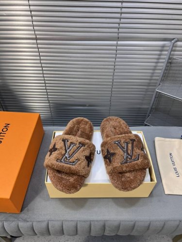 Lv 新款毛拖 羊毛懒人拖鞋 懒人必备穿了会上瘾的拖鞋 巨软巨舒服 让你摆脱一切的束缚感 垫脚脚床很贴合脚底 穿着非常舒服 是肉眼可见的舒适感 暴走一天无压力