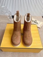 绒面 Fendi 芬迪秋冬最新款雪地靴这款雪地靴今年非常爆，Ff搭配非常时尚 超酷个性非常强！潮派炸街！为数不多的超大牌滑雪鞋 感级感满满 各大网红明星同款！冬