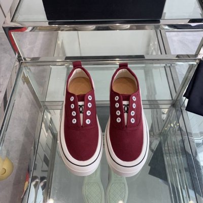 帆布 Chanel 23S隐藏款帆布小白鞋 Vintage感满满，中古复刻款get啦～ 帆布鞋适配春夏，黑白拼接就很chanel。 配合袜子就很复古学院的感觉。