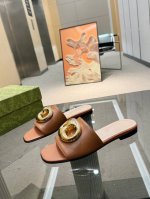工厂价 Gucc*家2新款平跟一字拖 高版本 长期做货 推荐给美眉们 一定要试试这款拖鞋 又一款心头爱 ~版型超正 做工细节完美 ，上脚非常舒适 高雅百搭。原版